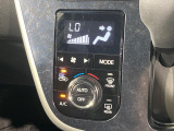 【オートエアコン】一度お好みの温度に設定すれば、車内の温度を検知し風量や温度を自動で調整。暑い&hellip;寒い&hellip;と何度もスイッチ操作をする必要はありません。快適な車内空間には必須の機能ですね♪