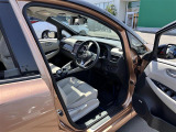 【運転席】座り心地が良いシートなので長時間の運転でも快適にお過ごしいただけます。新品のフロアマットのご注文も可能です。掲載箇所以外にご希望の写真がございましたらお気軽にお問い合わせ下さい。