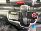 【オートエアコン】一度お好みの温度に設定すれば、車内の温度を検知し風量や温度を自動で調整。暑い&hellip;寒い&hellip;と何度もスイッチ操作をする必要はありません。快適な車内空間には必須の機能ですね♪