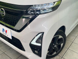 【LEDヘッドライト】悪天候や夜間走行時も良好な視界を確保し安心して運転できる高輝度LEDヘッドライトを装備!点灯速度が早く、消費電力も抑えられています。