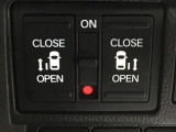 【両側パワースライドドア】両側がパワースライドドアになっており、運転席のスイッチやスマートキーでも開閉が可能です!開口部も広いので乗り降りも楽々♪