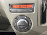 【オートエアコン】一度お好みの温度に設定すれば、車内の温度を検知し風量や温度を自動で調整。暑い&hellip;寒い&hellip;と何度もスイッチ操作をする必要はありません。快適な車内空間には必須の機能ですね♪