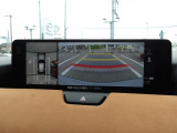 狭い場所での駐車やすれ違いなどでより的確な運転操作に役立つ360&deg;ビューモニターが装備されています。