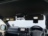 ミラー付きのサンバイザーが装備されています!