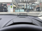 車速やナビゲーションのルート誘導など走行時に必要な情報をアクティブドライビングディスプレイで表示。情報はドライバーの約1.5m前方に焦点を結んで見える為道路と情報表示との視線移動を最小限に出来ます。