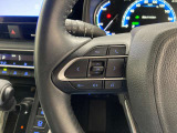 運転中、オーディオの操作をしてて、ハッとしたことはありませんか?ステアリングスイッチは、運転中でもハンドルでオーディオの操作が可能です。安全なドライブをサポートします。