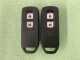 スマートキーを装備しています。鍵を差し込むことなくドアロックの開け閉めと、スタートボタン操作でのエンジンスタートができます。スペアキーも同じものを用意しております。