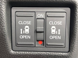【両側パワースライドドア】スマートキーや運転席のスイッチで後席両側スライドドアの開閉が可能♪電動だから力を入れてドアを開ける必要が無く、小さなお子様でも簡単に開け閉めでき快適です♪