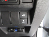 パワーテールゲートの開閉、横滑りを防ぐVSA等のスイッチ類は運転席の右側、手の届きやすい位置にあります。