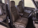 女性でも運転がしやすいように、シートの高さ調整機能(シートリフター)がついています。広い足元にゆったり座れるシートには肘掛も装備しており長距離の運転でも疲れにくいシートです。