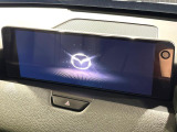 【12.3インチマツダコネクト】車内の雰囲気にマッチした大型ディスプレイ。スマホ接続でのナビ使用やBluetooth再生等、様々な機能が楽しめます。直感的なダイヤル操作が可能で、使い勝手も良好です。
