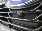 フロントグリルにカメラを装着し車内の11.6インチディスプレイで確認可能。見通しの悪い交差点での衝突事故防止に貢献するとともに、駐車・発進時などの前方確認をサポートします。