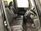 女性でも運転がしやすいように、シートの高さ調整機能(シートリフター)がついています。運転席と助手席の間が空いている為、助手席側への移動がスムーズです。交通量の多い道でも助手席側から乗り降りができます。