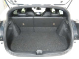 便利な6:4分割可倒式シートです。収納と乗車人数のバランスに優れています♪荷物の大きさに応じたラゲージスペースをフレキシブルに作り出せるので、シーンに応じた使い方ができます♪