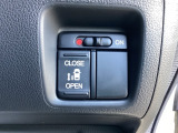 【助手席側パワースライドドア】です。リモコンや運転席のスイッチ操作で楽々自動開閉。