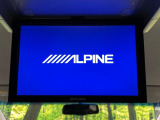 【10.2インチフリップダウンモニター】大画面モニターで後席でもエンタメをお楽しみいただけます。小さなお子様にも大人気の装備です♪
