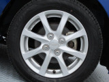 純正14インチアルミホイール。 タイヤサイズは155/65R14。