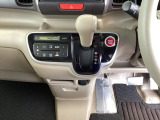 足元スッキリ、インパネシフトです。パーキングブレーキはフットブレーキタイプなので、運転席と助手席の間がスッキリしています。