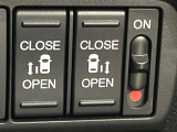 【両側パワースライドドア】スマートキーや運転席のスイッチで後席両側スライドドアの開閉が可能♪電動だから力を入れてドアを開ける必要が無く、小さなお子様でも簡単に開け閉めでき快適です♪