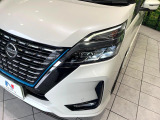 【LEDヘッドライト】悪天候や夜間走行時も良好な視界を確保し安心して運転できる高輝度LEDヘッドライトを装備!点灯速度が早く、消費電力も抑えられています。