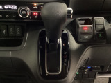 CVT車のセレクトレバーです。低速から高速まで、変速ショックのないスムーズな走りと、エンジン効率のよい領域を維持して燃費にも貢献します。サイドブレーキはスイッチ操作の電子制御パーキングブレーキです。