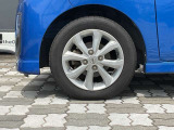 純正アルミホイール。タイヤサイズは155/65R14です。