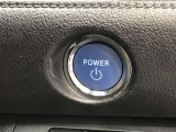 エンジンスタートスイッチです。キーが車内にあれば、エンジンの始動や停止はスイッチを押すだけ!キーを取り出す手間を省き、ワンプッシュで操作できるので簡単でスムーズです。