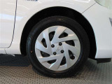 175/65R15インチのタイヤとスチールホイールにフルjホイールキャップが装備されます