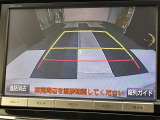 こちらのバックカメラは画面にラインが表示されておりますので、バック時のクルマの進行方向の目安になります。より高いレベルで車庫入れをサポートする、便利な機能ですね。