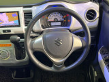 インテリアに合わせたデザインのステアリングは、運転される方のことも考え、運転しやすい形状、大きさです。是非一度、実際に触ってお確かめください。