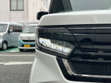 LEDヘッドライト&LEDフォグランプ搭載でしっかり明るく照らしてくれるので、夜間走行や不慣れな道でも安心です。