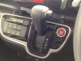 インパネシフトを採用しているので、前席の足元も広々としています。運転席と助手席の行き来もスムーズです!
