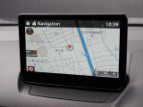 マツダコネクトの8インチWVGAディスプレイです。センターコンソールのコマンダーコントロールでの操作に加えて、タッチパネルにもなっていますので、画面にタッチしての操作も可能です。