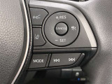 前方の車との車間を設定し、スピードを上げたり緩めたりを自動で行ってくれる追尾式の「レーダークルーズ」。上級装備の一つです!高級車にしかつかない嬉しい機能です。