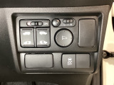 リアドアは乗り降りに便利な両側電動スライドドアです。また運転席に座っていながらスイッチ操作で自在にスライドドアを開け閉めできます。またVSA解除スイッチも装備しています。