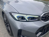 【LEDヘッドライト】先進のLEDテクノロジーを採用。放射される白色光の周波特性は太陽光に近く、バイキセノン・ヘッドライトを上回るコントラストで更に明るく輝きます!