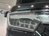 LEDヘッドライトは、点灯の瞬間から最大光量を発揮し、突然暗くなるトンネルなどでの安定感を高めます。
