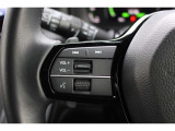 ハンドル左部分でオーディオ操作が可能。そのため、運転中でも目線をずらさずに安全運転♪