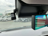 後方視界をクリアに映し出してくれるスマートルームミラー。