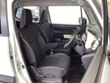 フロント広々、セパレートシートの運転席は、ハイトアジャスターが付いているので、快適にドライブができます。ハンドルはチルトステアリングで、ハンドル位置を上下に調節できます。
