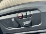 運転席メモリー付きフロント電動シート装備。