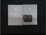 【スマートキー】鍵を持っているボタンを押すだけでエンジン始動。ドアの施錠もボタンを押すだけ。鍵は無くさない様にポケットに入れたまま。
