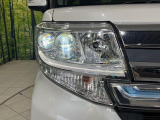 【LEDヘッドライト】悪天候や夜間走行時も良好な視界を確保し安心して運転できる高輝度LEDヘッドライトを装備!点灯速度が早く、消費電力も抑えられています。