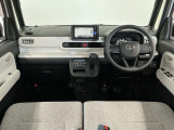 【インパネ】運転のしやすさを最優先に設計された見晴らしの良いフロントビュー。車両間隔が掴みやすく狭い道でも安心♪「安全」と「品質」を最優先に、安心してお乗りいただけるクルマを提供いたします。