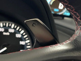 【パドルシフト】ハンドルから手を離さずに素早くシフトアップ&ダウンができるので、エンジンブレーキを使う下り坂や高速道路の合流で加速したい場面で役立ちます。