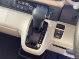 インパネシフトだから視線の移動も少なく足元もスッキリ♪運転席もゆったりしているのでゆとりを持ってドライブできますね!
