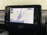 【8インチディスプレイオーディオ】各種オーディオ機能とスマホ連携機能を搭載。ナビキットを装着しているので、車載ナビとしても使用可能です。機能の詳細につきましては、展示店舗までお尋ねください。