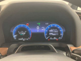 目に優しいオプティトロンメーター。中心のマルチインフォメーションディスプレイは車のさまざまな情報を表示致します。