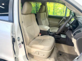 運転席シート廻りは使用感も少なく、良好な状態となっています。前オーナー様が丁寧に使っていたことがよくわかりますね。