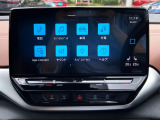 15インチディスプレイによるスマートフォン用アプリ[Apple CarPlay][Android Auto]対応の純正ナビインフォテイメントシステム「Ready 2 Discover Max」を装備、